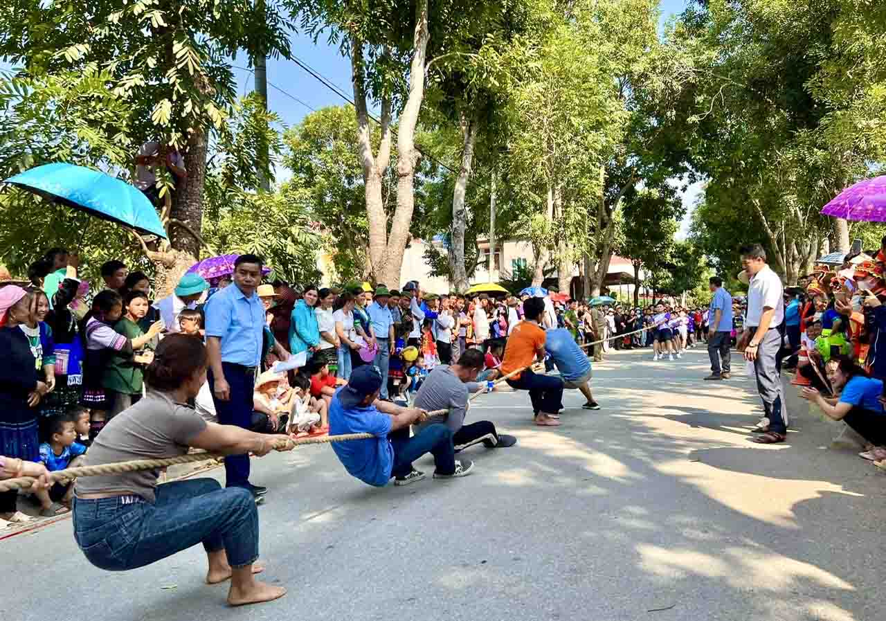 Phong trào văn nghệ, thể thao trên địa bàn huyện ngày càng thu hút đông đảo Nhân dân tham gia.  